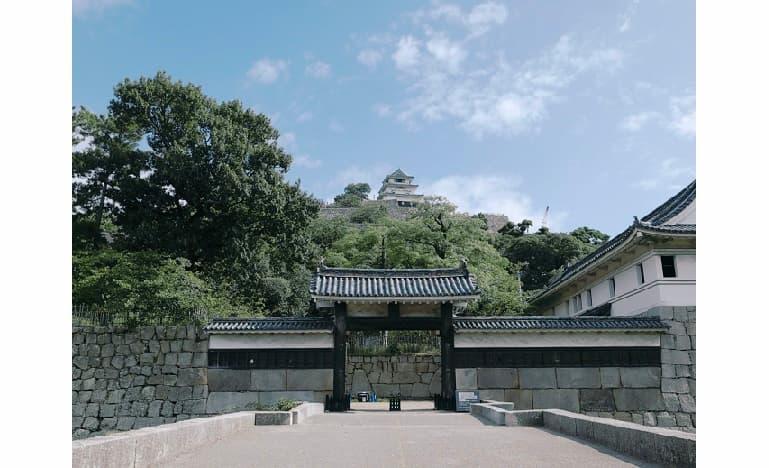 丸亀城(香川県丸亀市)は現存十二天守を有する城。時の藩主京極家ゆかりの屋敷に宿泊し、天守でのないとラウンジや名勝日本庭園での様々な体験が。