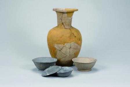 【左】須恵器高台付坏：末野遺跡出土（寄居町）【中央奥】長頸壷：末野遺跡出土（寄居町）【中央前】須恵器蓋、坏：末野遺跡出土（寄居町）【右】須恵器高台付坏：台耕地遺跡出土（深谷市）